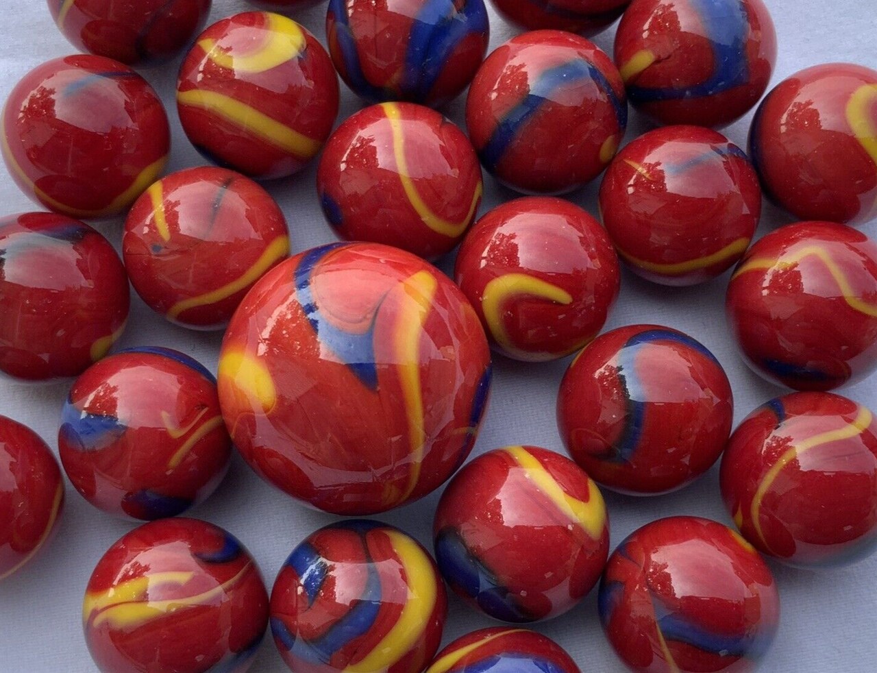 25 Marbles SCARLET MACAW Red Blue Stripes Yellow Glass game pack Shooter